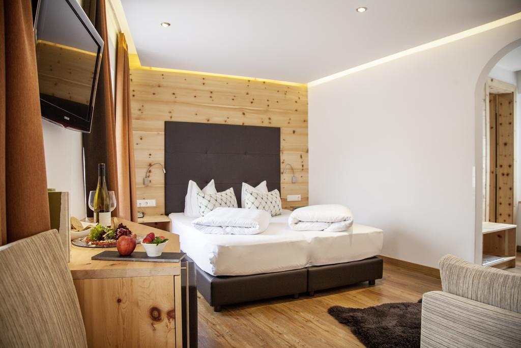 Gasthof Zum Goldenen Loewen Hintertux Ngoại thất bức ảnh